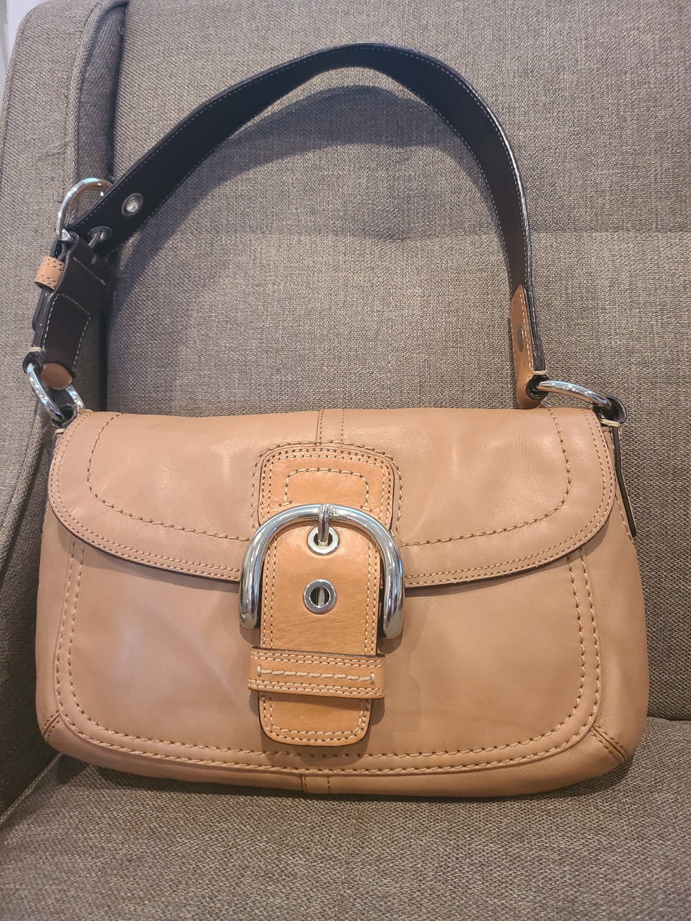 Vintage Coach Soho tan leather buckle flap shoulder bag (f13105)